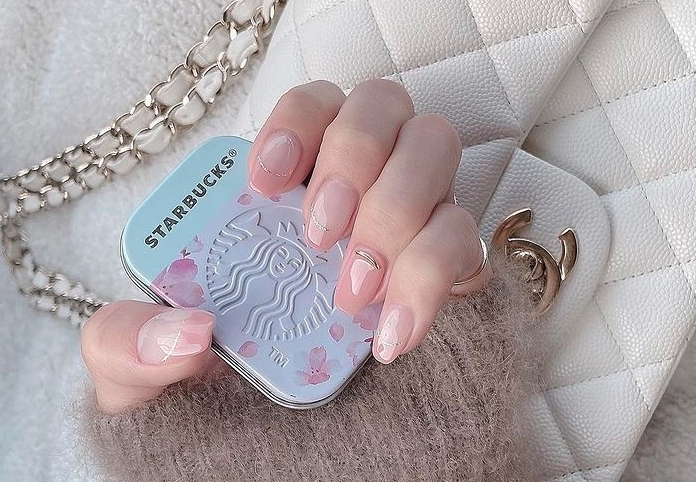 這次為你推介7款乾淨裸色系的「粉底指甲油」,塗上自然乳透質感的原色,讓雙手更顯白修長,