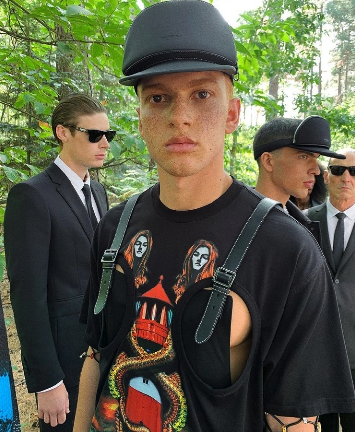 Burberry春夏2021推男士挖空露點T恤!索價HK$4,900火速售罄