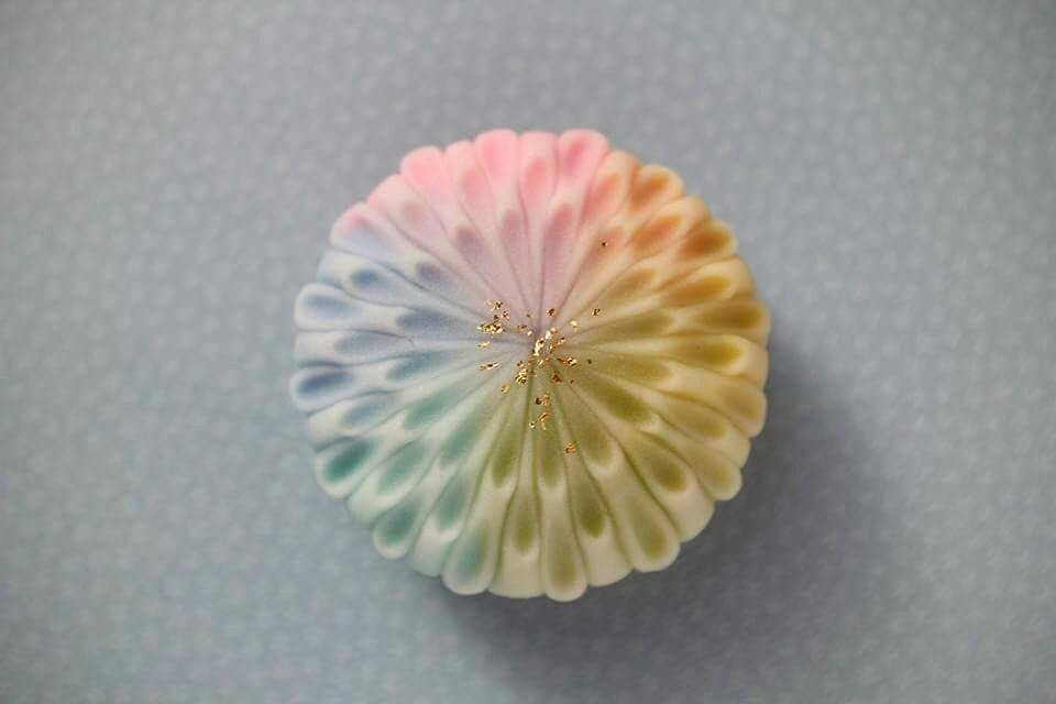 日本神人製作的絕美和菓子!夢幻金箔煙火、通透水晶型態,被封「可食用藝術品」
