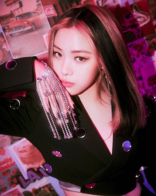 Itzy的ryujin也染上髮箍染，是新生代女團近期的新挑染熱潮！