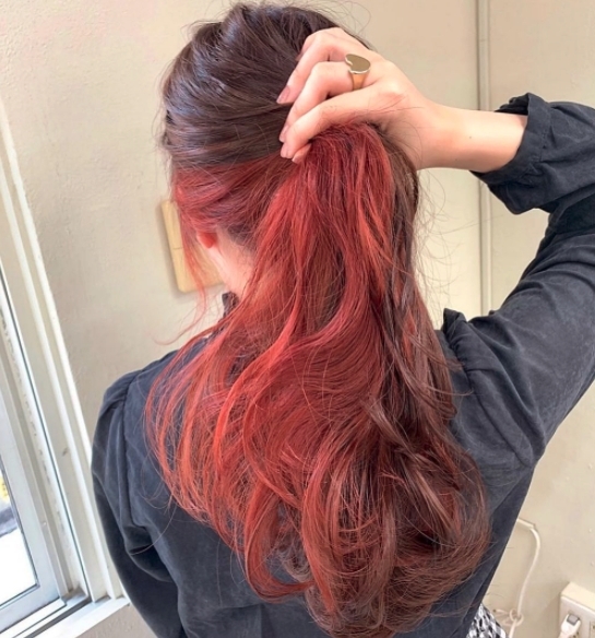 馬尾染的髮型十分青春，馬尾和前髮有著不一樣的顏色，長髮馬尾控必試啊！