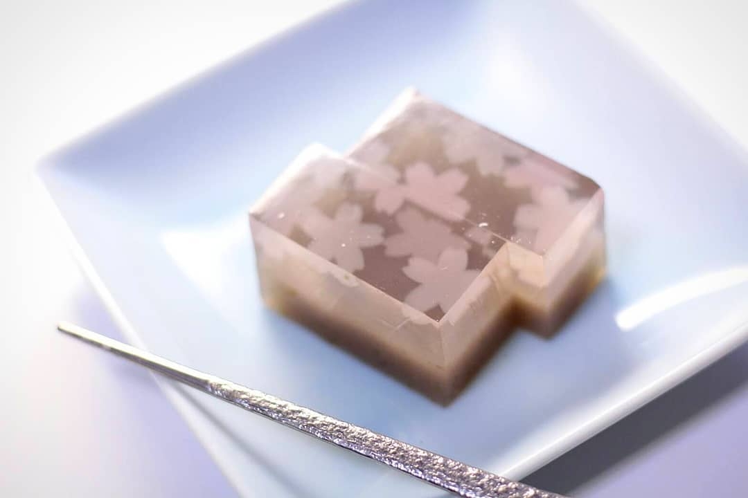 日本神人製作的絕美和菓子!夢幻金箔煙火、通透水晶型態,被封「可食用藝術品」