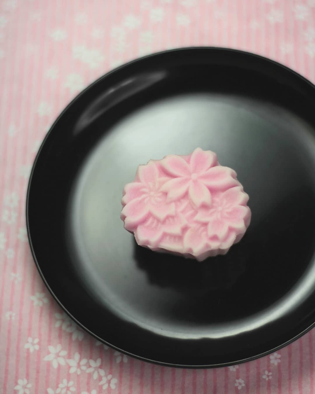 日本神人製作的絕美和菓子!夢幻金箔煙火、通透水晶型態,被封「可食用藝術品」