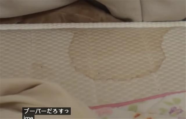 Haruka的睡房和浴室也同樣會震憾你的眼球!睡房的枕頭因長年都沒有清洗過,所以早就有泛黃的跡象