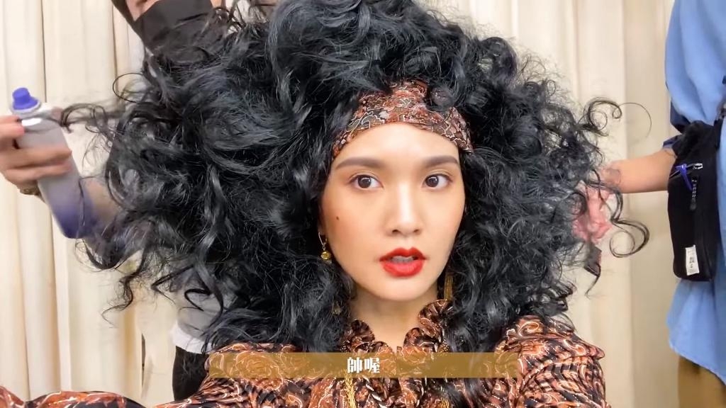 楊丞琳因要拍攝時尚雜誌,大膽試超巨型爆炸頭的造型,不過爆炸頭看下去的確很大顆