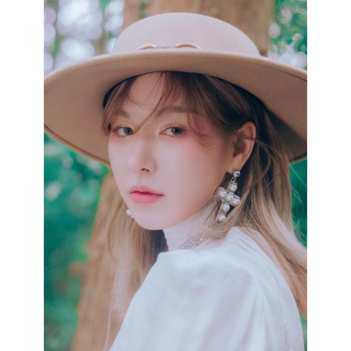 Wendy的新曲在19小時內吸引270萬人次觀看,不過比起歌曲大眾更關心的就是她康復後的狀況,論壇上以「樣子變得更加外國化的Red Velvet Wendy」