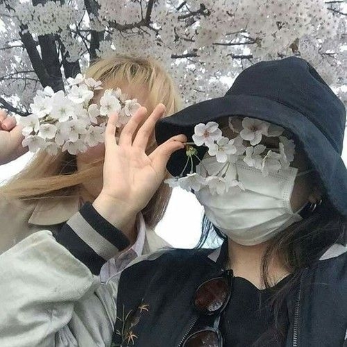 【打卡Pose】撇甩尷尬!好姐妹合照必備姿勢,KO鏡頭恐懼症,自然不造作展示好感情!
