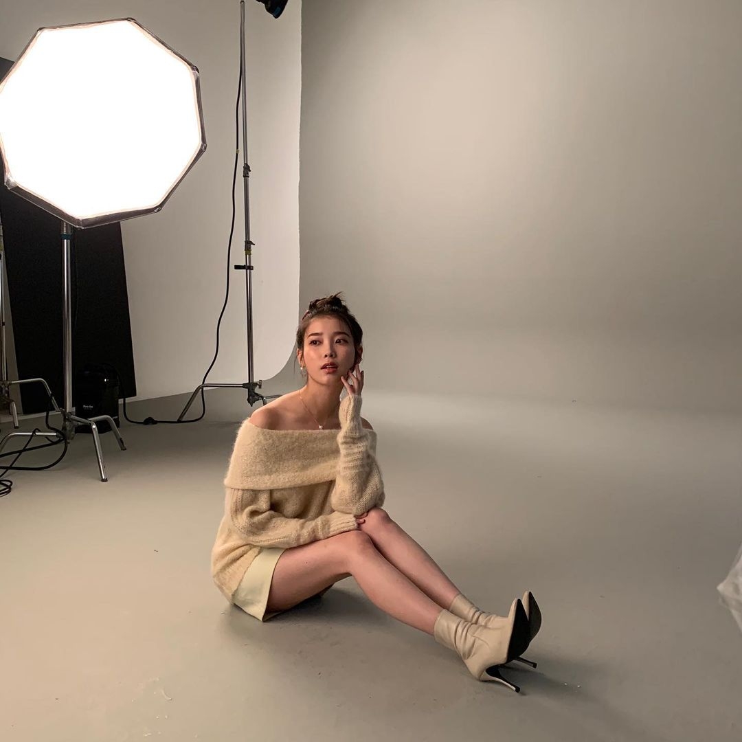 身材嬌小的IU就絕對是拍出長腿照的最佳範本,身高雖然只有162cm,不過 instagram 上的美照卻總能看到 IU 騷出一雙修長的逆天長腿,