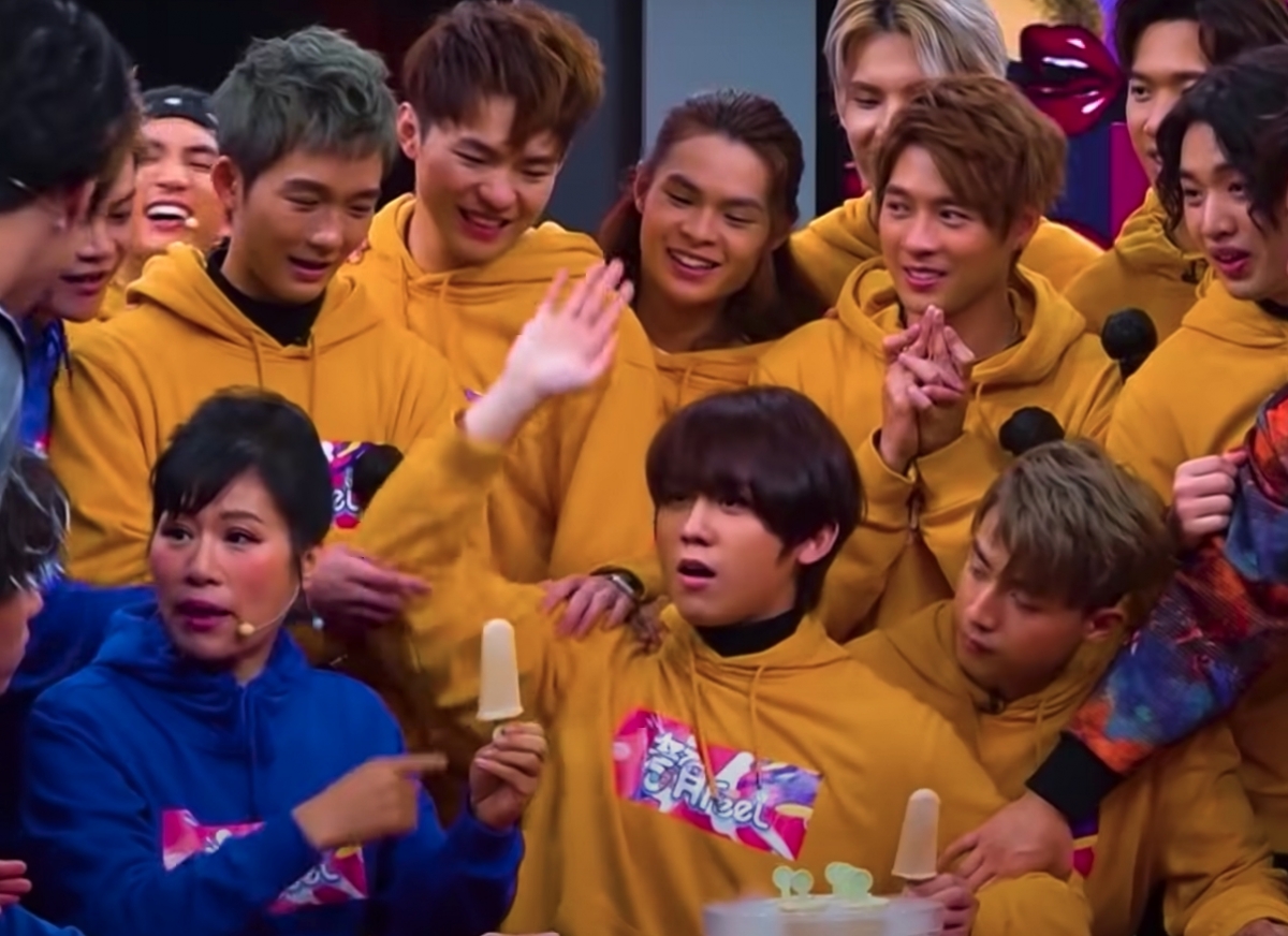 代表ERROR隊的七師傅就襯姜濤不為意按下鈴作答，姜濤也同時舉手大叫