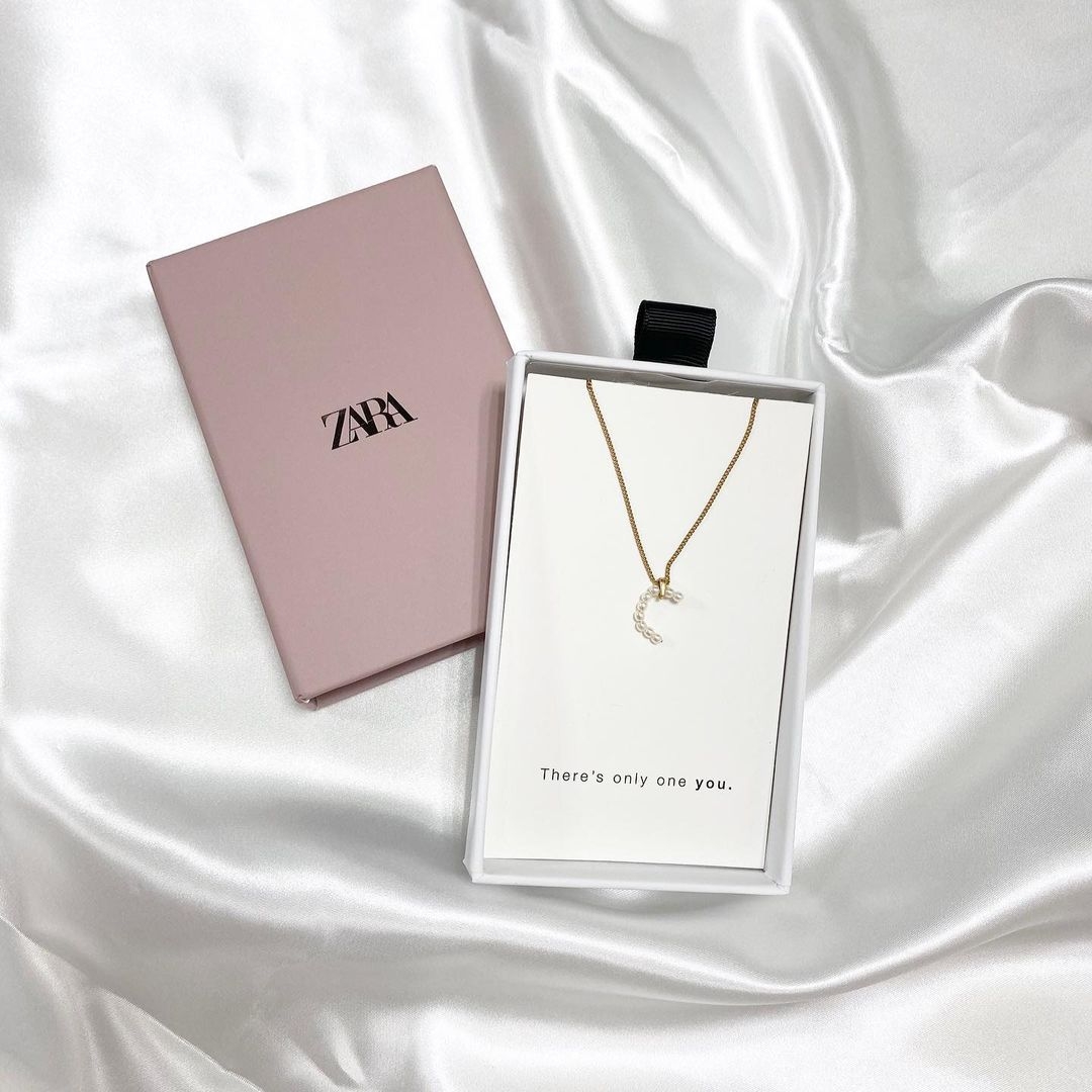 日韓大熱Zara珍珠字母項鍊!散發典雅唯美氣質,一開賣火速斷貨!