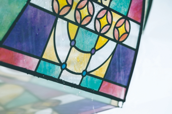 日本推唯美「山茶花彩繪玻璃傘」,光線下折射彩色影子,宛如置身哥德式教堂