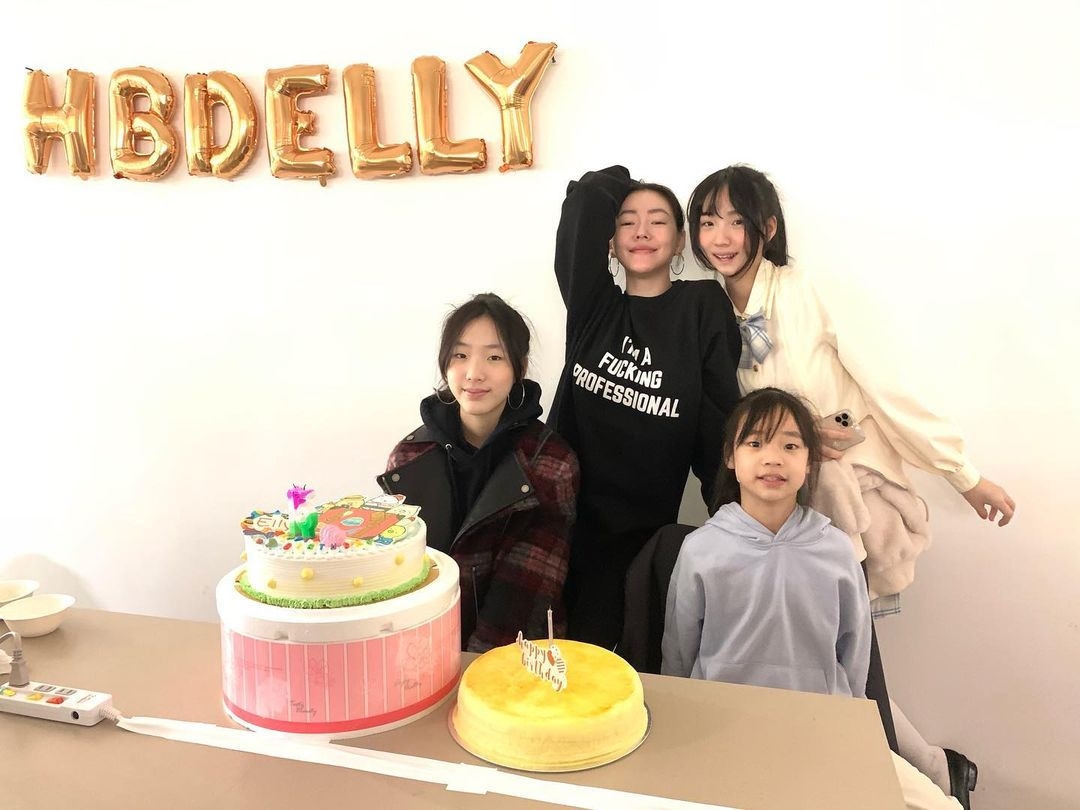 康熙來了|小S與許雅鈞結婚16年,育有3個女兒,14日就突然感慨發文稱:「當媽媽好難」