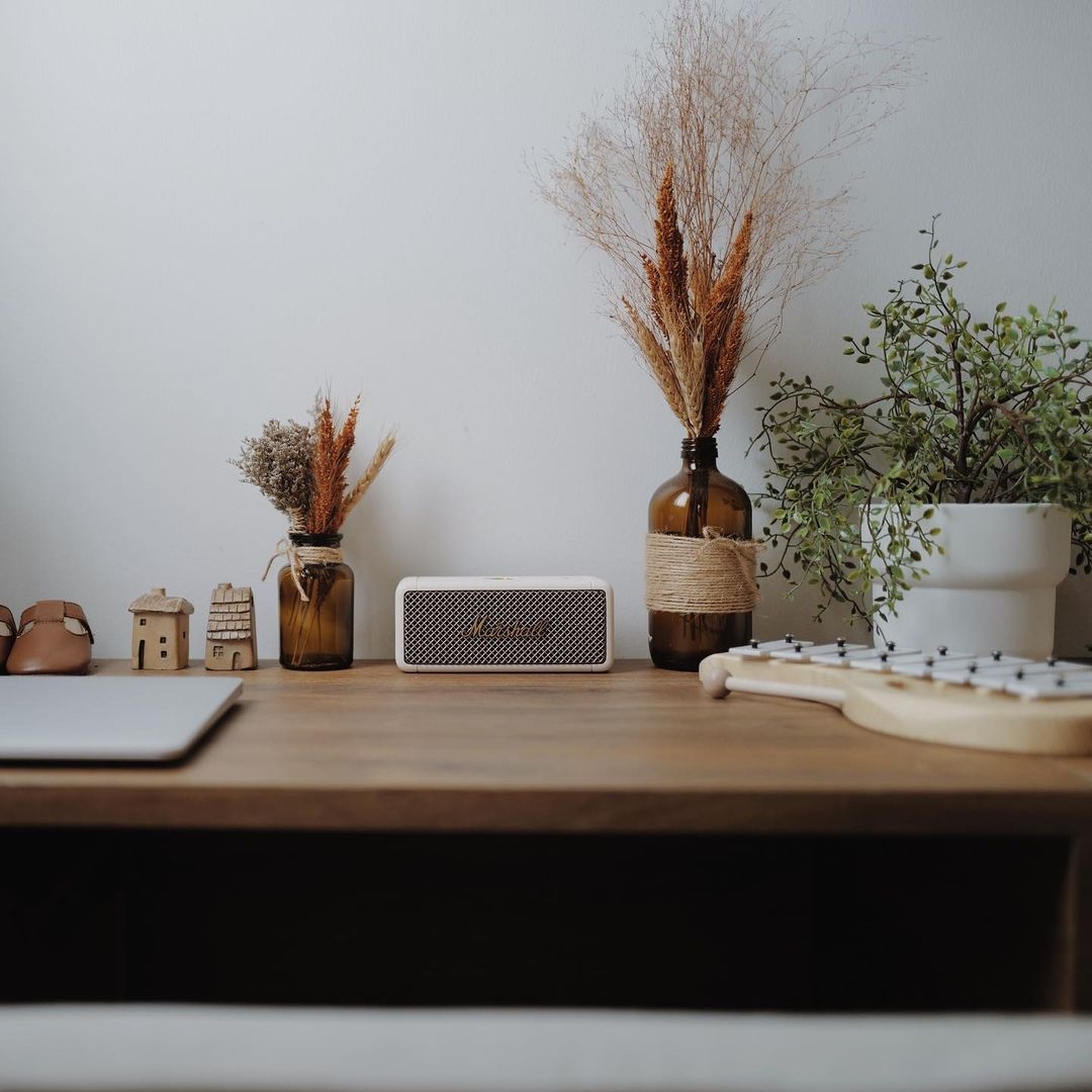 Marshall Emberton便攜式喇叭推新色!絕美奶油白+松柏綠,文青露營居家必備!