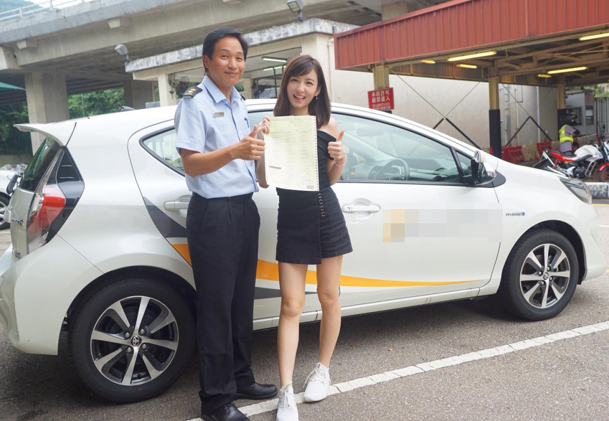 陳嘉倩「考車衣著」曝光掀熱議!