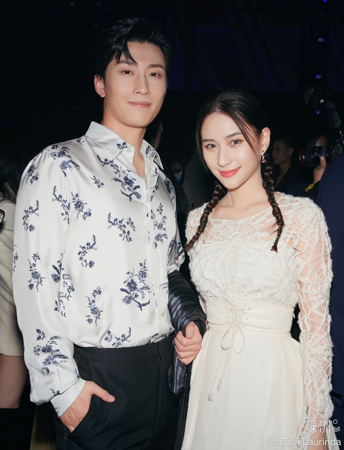 「賭王」何鴻燊的「最美千金」何超蓮與大陸演員竇驍自2019年熱戀至今,常常大曬甜蜜如影隨行,常被大讚有夫妻相。