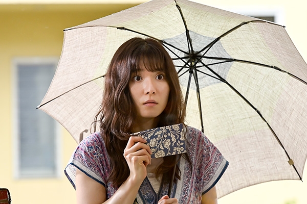 結果男生就自然的拿取了桌上的金錢，而女友就從而判斷他的人格不好。