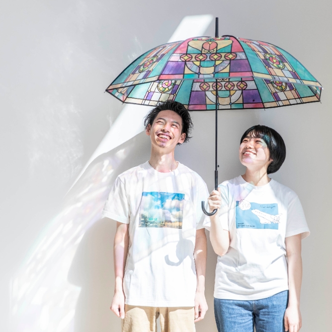 日本推唯美「山茶花彩繪玻璃傘」,光線下折射彩色影子,宛如置身哥德式教堂