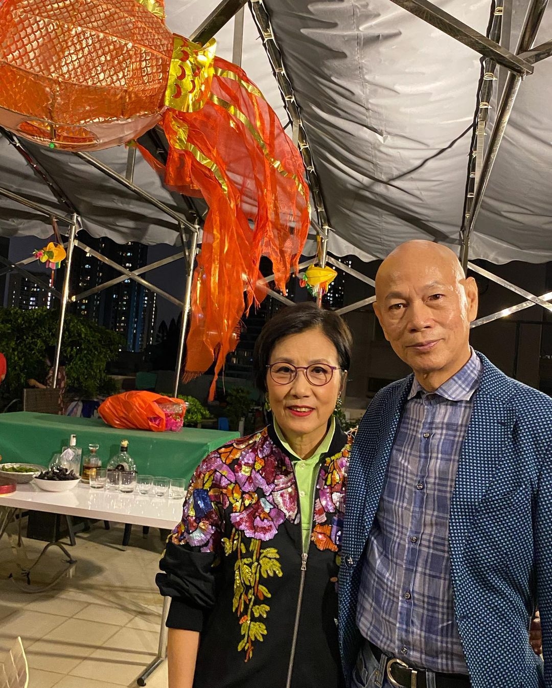 羅家英送花冧汪明荃賀結婚12週年,甜蜜示愛「太后520,英英」,60歲後成婚多年甘苦與共