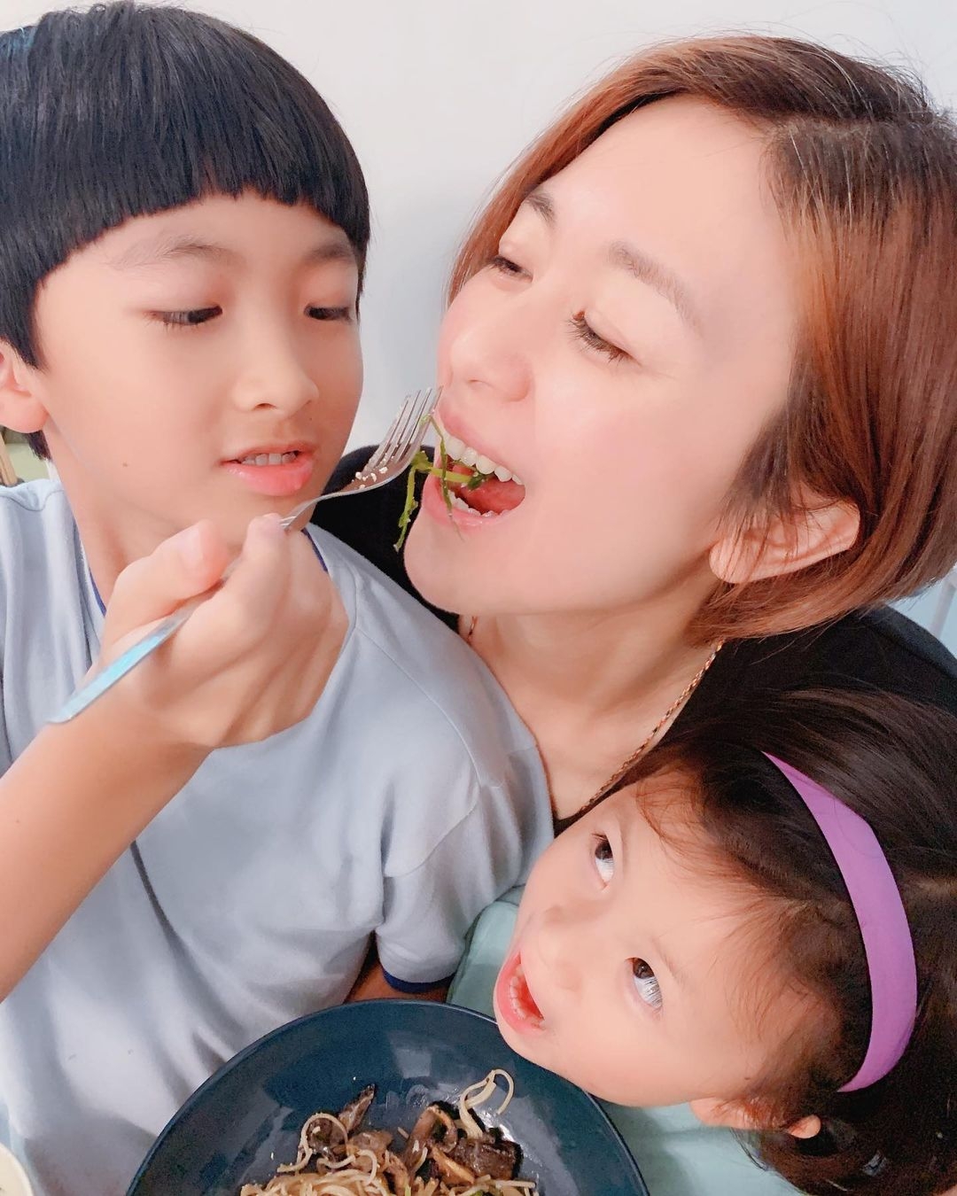 混血兒星二代|唐寧兒子俊俊和女兒嗡嗡五官十分精緻,女兒嗡嗡也長得特別像媽媽