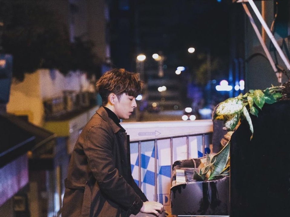 Mirror Edan呂爵安家人從小培養他音樂的造脂,小時侯學習鋼琴和小提琴,當中鋼琴更考取到8級的成績