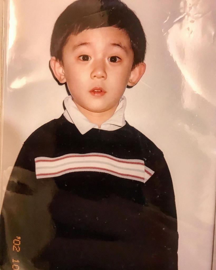 相信不少人都看過人氣最強的Mirror姜濤的所有童年照吧！你最喜歡他那一張童年照呢？