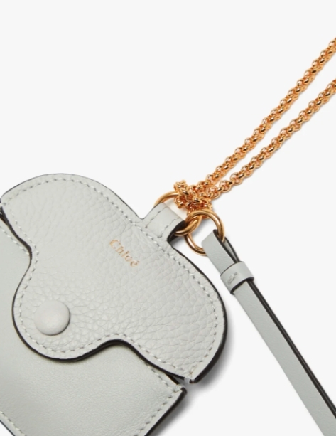 Chloé推出的AirPods Pro保護套超有時尚感,以小羊皮的材質呈現品牌一貫的優雅設計。