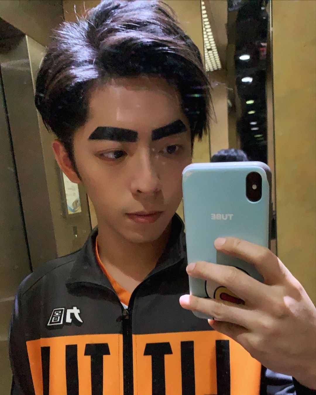 在ViuTV劇《男排女將》,飾演「阿神」的 Edan 呂爵安就試過在劇中因「力圖」對戰宿敵「翔鷹」