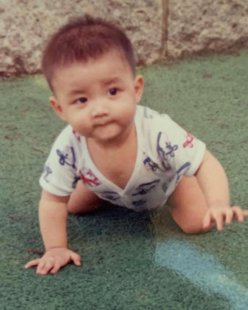 Mirror Anson Kong童年時的樣子跟現在一模一樣，小時侯拍照就已經皺著眉頭，像是有很多苦惱～