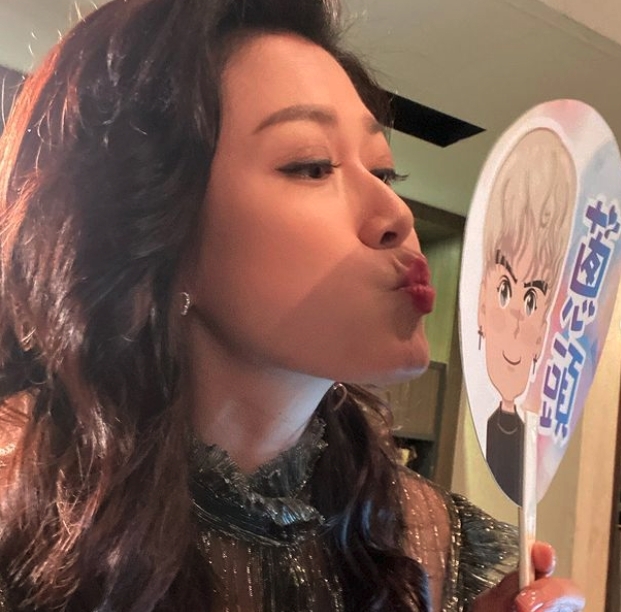 愛回家連龍力蓮都成為了一名瘋狂中女粉絲「葱粉」。