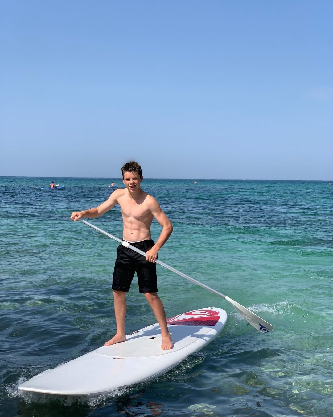 David Beckham碧咸14歲兒子的 Cruz 就分享了與大哥 Brooklyn 的合照,兩人展現了完美身材