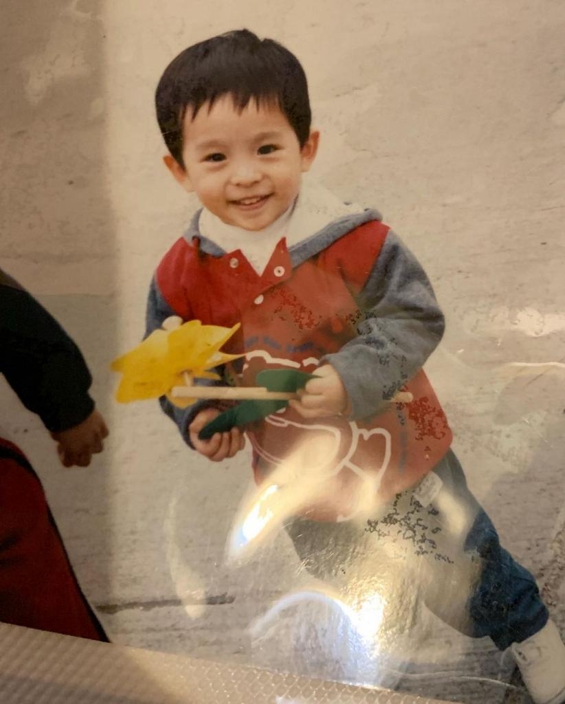 童年照的Mirror Edan呂爵安非常呆萌，姐姐們看到都想抱緊處理吧！