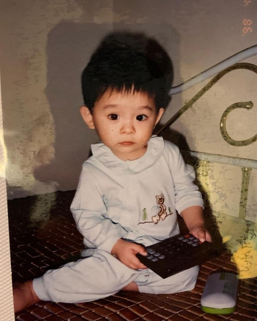 童年照的Mirror Edan呂爵安非常呆萌，姐姐們看到都想抱緊處理吧！