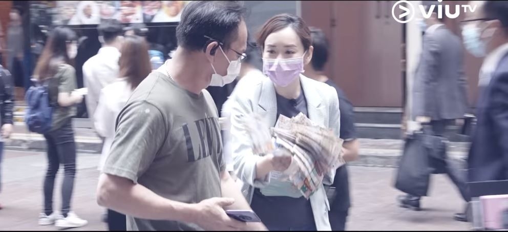 ViuTV《中女唔易做》|楊思琦似乎就不太受途人歡迎,在她落力派傳單及免費贈品時,各途人都慌忙走避