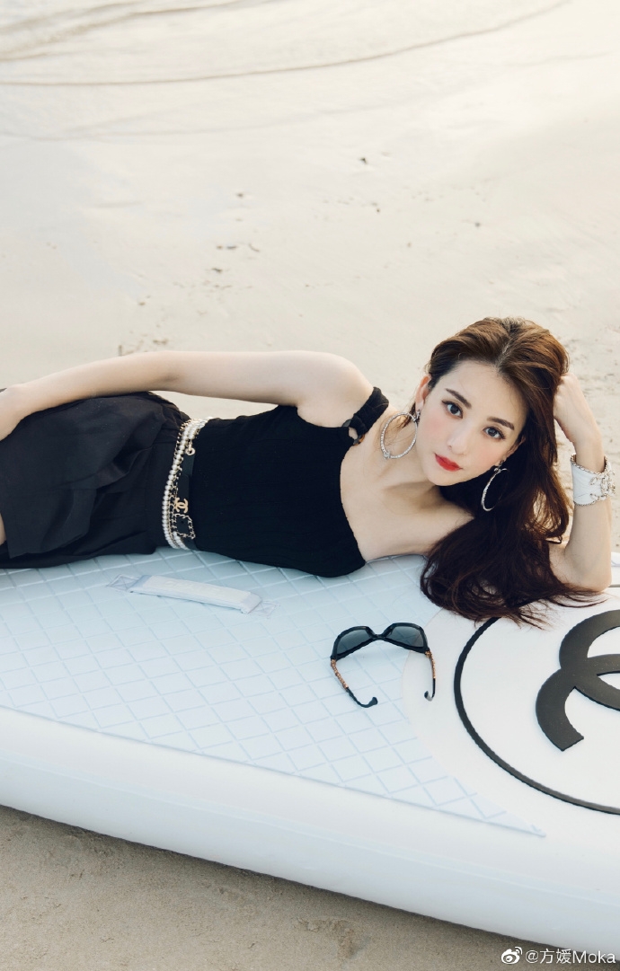 方媛除了擁有標緻的五官,傲人的身材亦十人九慕,不過其高貴的氣質並不是一日可得