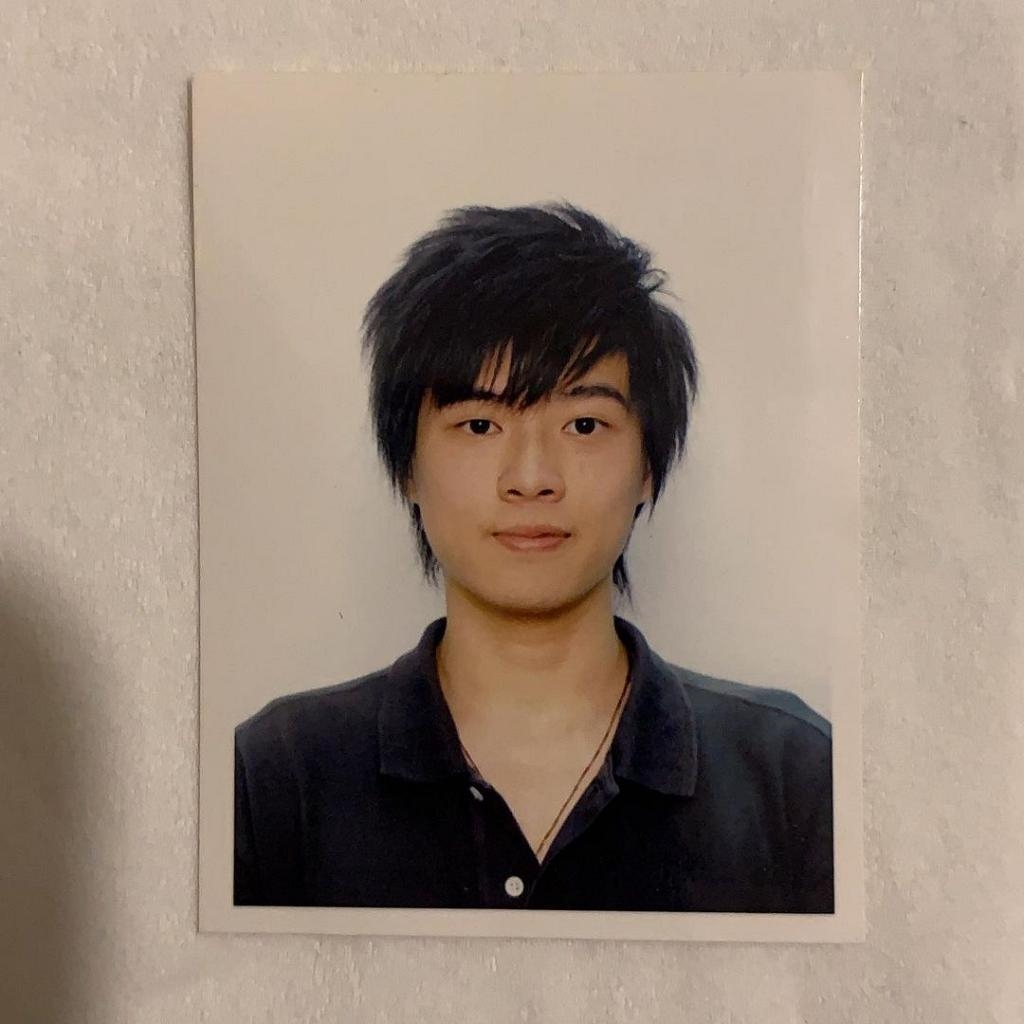 Mirror Frankie陳瑞輝的童年照及學生照最明顯的轉變應該是臉型，小時侯仍有點嬰兒肥呢～