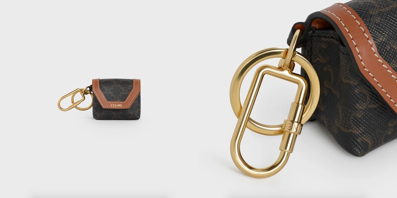 CELINE的Triomphe Palette系列的人氣毋容置疑,是近年最受女生歡迎的手袋品牌之一,Monogram老花紋這次出現在Airpods Pro Case上