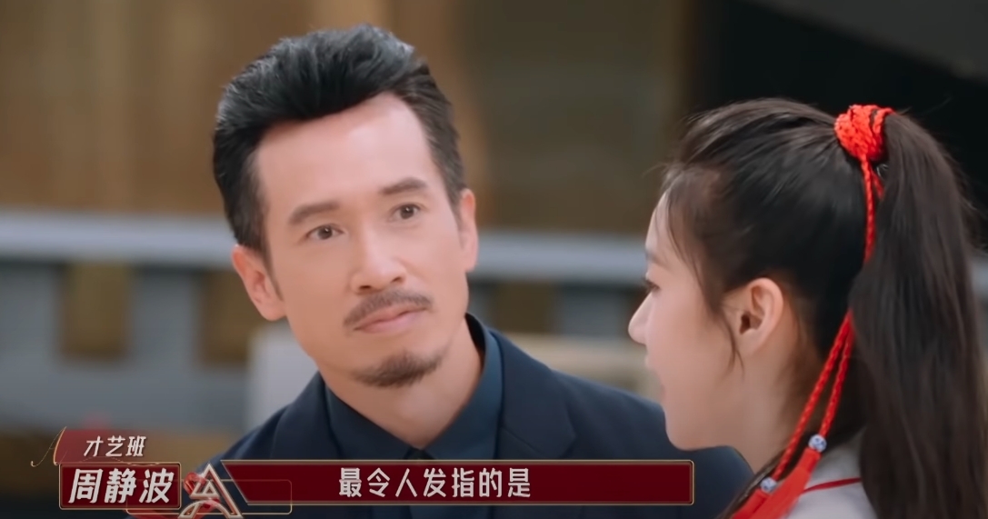 陳豪就越退越後,完全零社交距離!不少網民都笑指愛防疫的陳豪內心一定驚恐不已!