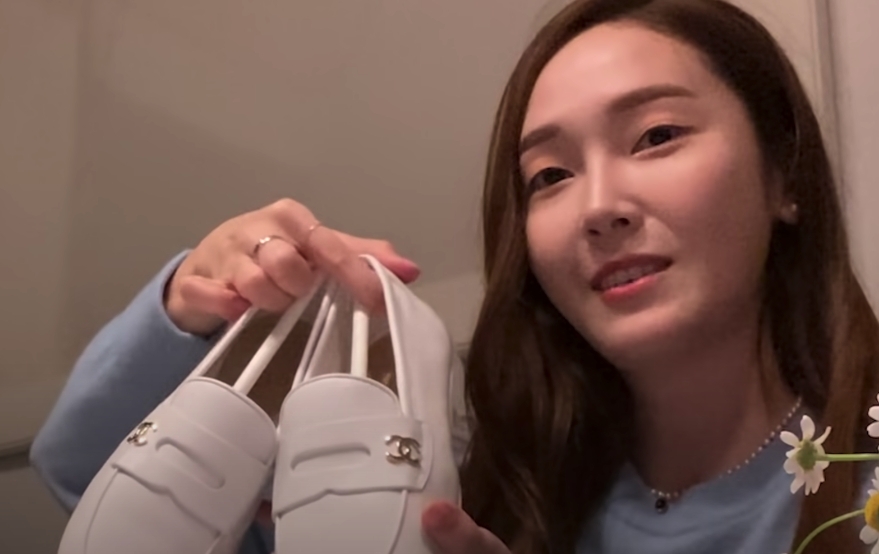 Jessica上載了一條上月慶祝32歲生日的Vlog,收到各方好友的祝賀蛋糕和禮物讓她流露出幸福甜笑。