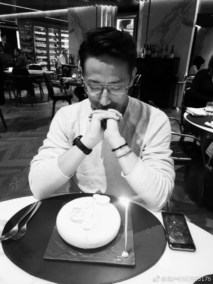 帳號「施伯熊哥哥」帳轉發她的vlog的同時指這是「最好的禮物」,在留言中他也親民的回覆網民