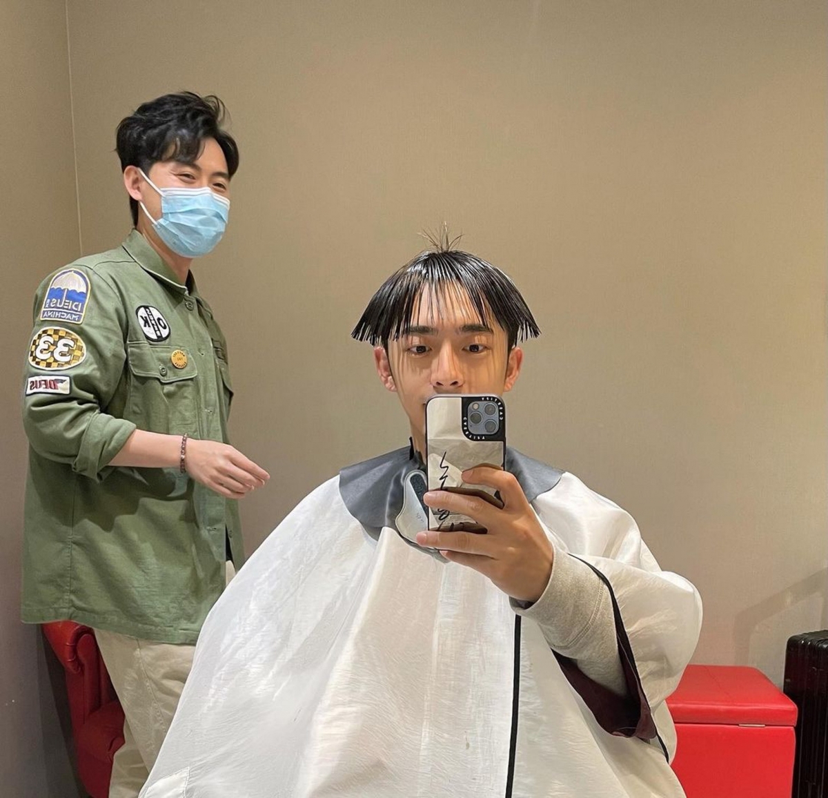 Mirror成員Edan 呂爵安上載把頭髮全向下梳的相片,看起來就像是超搞笑的「Barcode頭」,更被不少粉絲笑似河童。