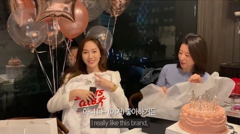 Jessica上載了一條上月慶祝32歲生日的Vlog,收到各方好友的祝賀蛋糕和禮物讓她流露出幸福甜笑。
