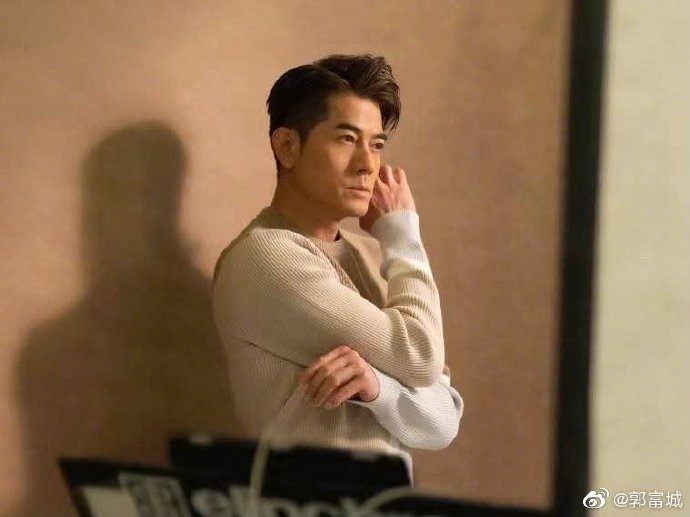 有網民就猜測張智霖口中一同迷上畫作的「好友」應該就是天王郭富城（Aaron）！不過Aaron就愛上趙無極的西方的水墨畫畫作