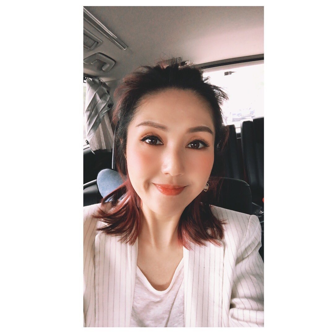 Calvin老師點評第二首歌《飛女正傳》,認為楊千嬅開始時只有少許失誤,但尚算保持到之前的水準