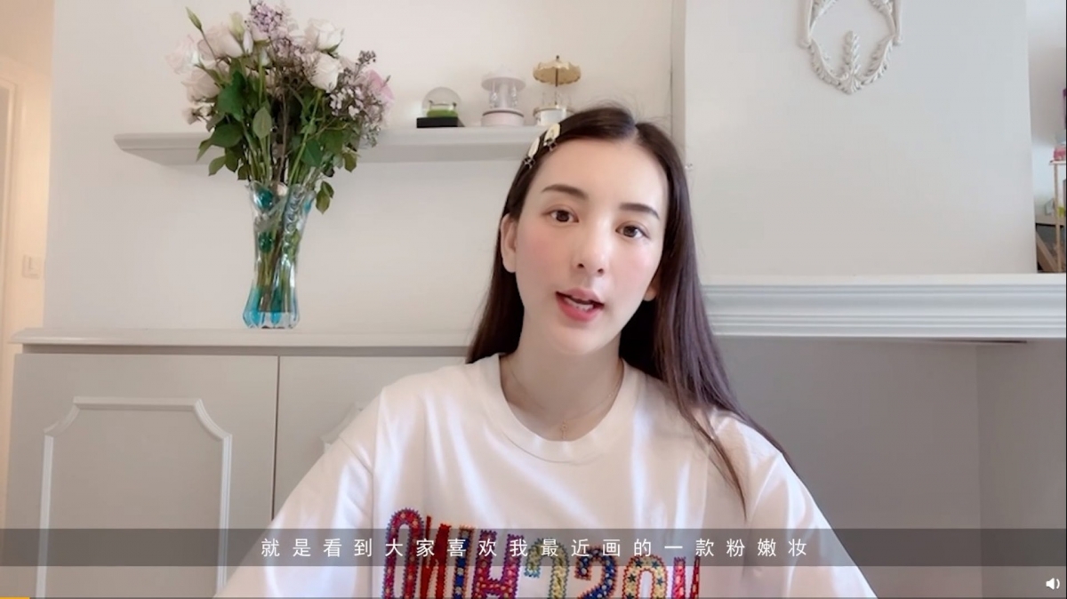 二人家中的室內都以簡約的米白色調為主,用上啡色的皮質梳發,客廳乾淨綺麗並無雜物。