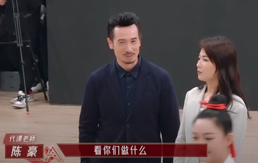 我是女演員主持人問陳豪明白嗎?其天然呆的樣子被網民截圖瘋傳,懵然的樣子被指十分搞笑。