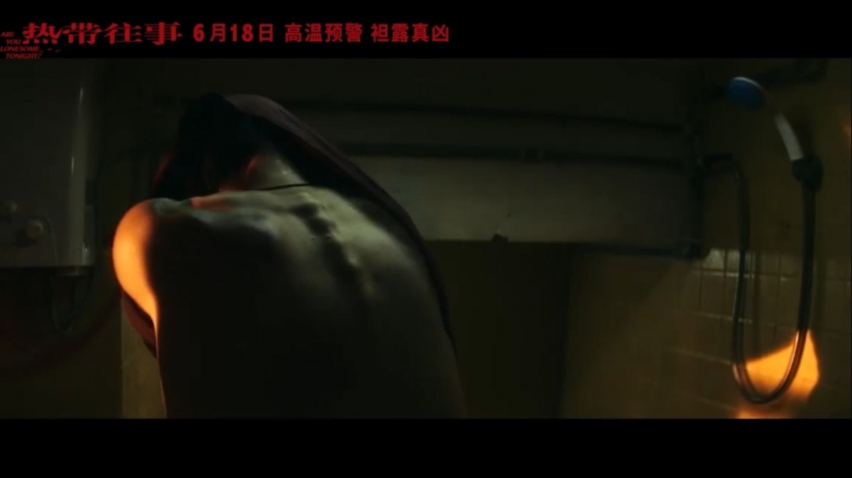 彭于晏的造型十分落泊這次就不見魁梧的身材和肌肉,只見背部瘦得凸出的脊骨