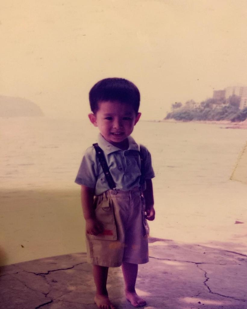 童年照的Mirror Edan呂爵安非常呆萌，姐姐們看到都想抱緊處理吧！