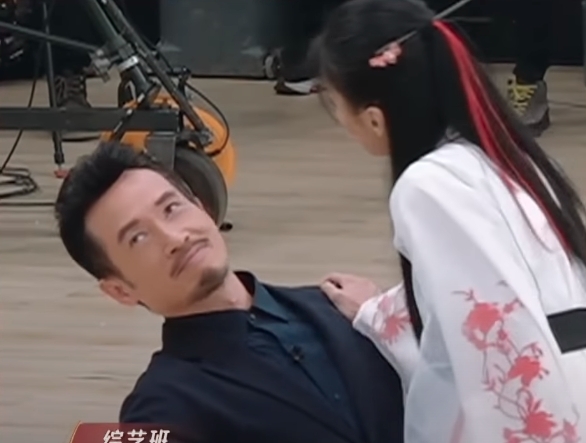 有女學員更一手把陳豪推倒,靠近狠狠的教訓他,讓他驚慌失措,反起白眼來,場面搞笑。