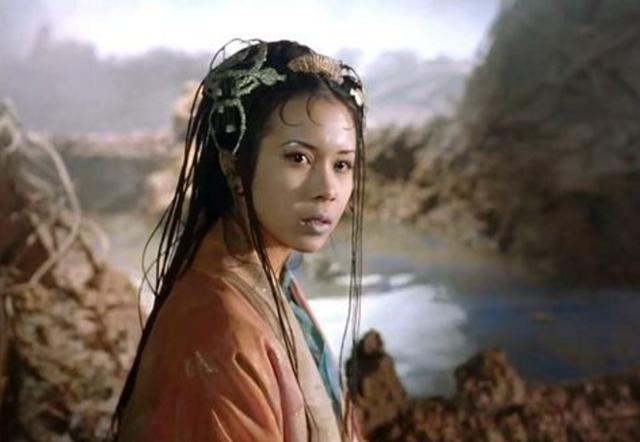 在古裝戲《大話西遊》中也只能飾演蜘蛛精,妝容並不甜美卻演活了邪惡的角色。
