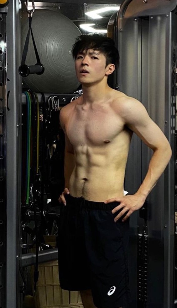 IAN陳卓賢成功減肥後,再加上運動量超多,令他練出一身深藏不露鋼條型身材,早前更大曬「8嚿腹肌」